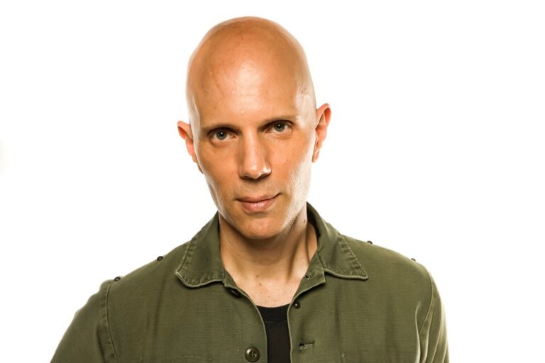 61b814bd2245e86610092309_6169e1ce78da8d5692e3f37b_billyhowerdel2