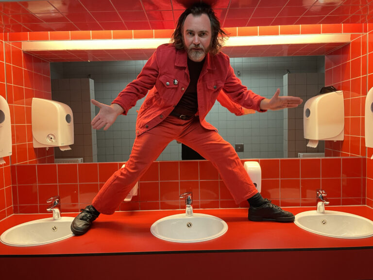 64f73e4a829fe8abc2ef9054_Liam-Finn-Red-Bathroom