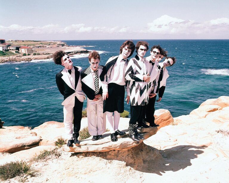 68a78ae87b8694cec18aa05e_Split-Enz-press-shot