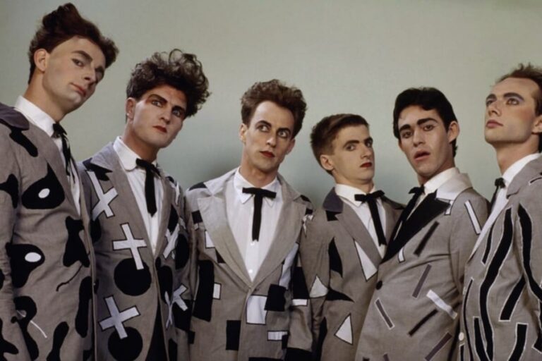 6914d3133dde03fa750b7115_Split-Enz-B-W-Suits-official-tour-image-2